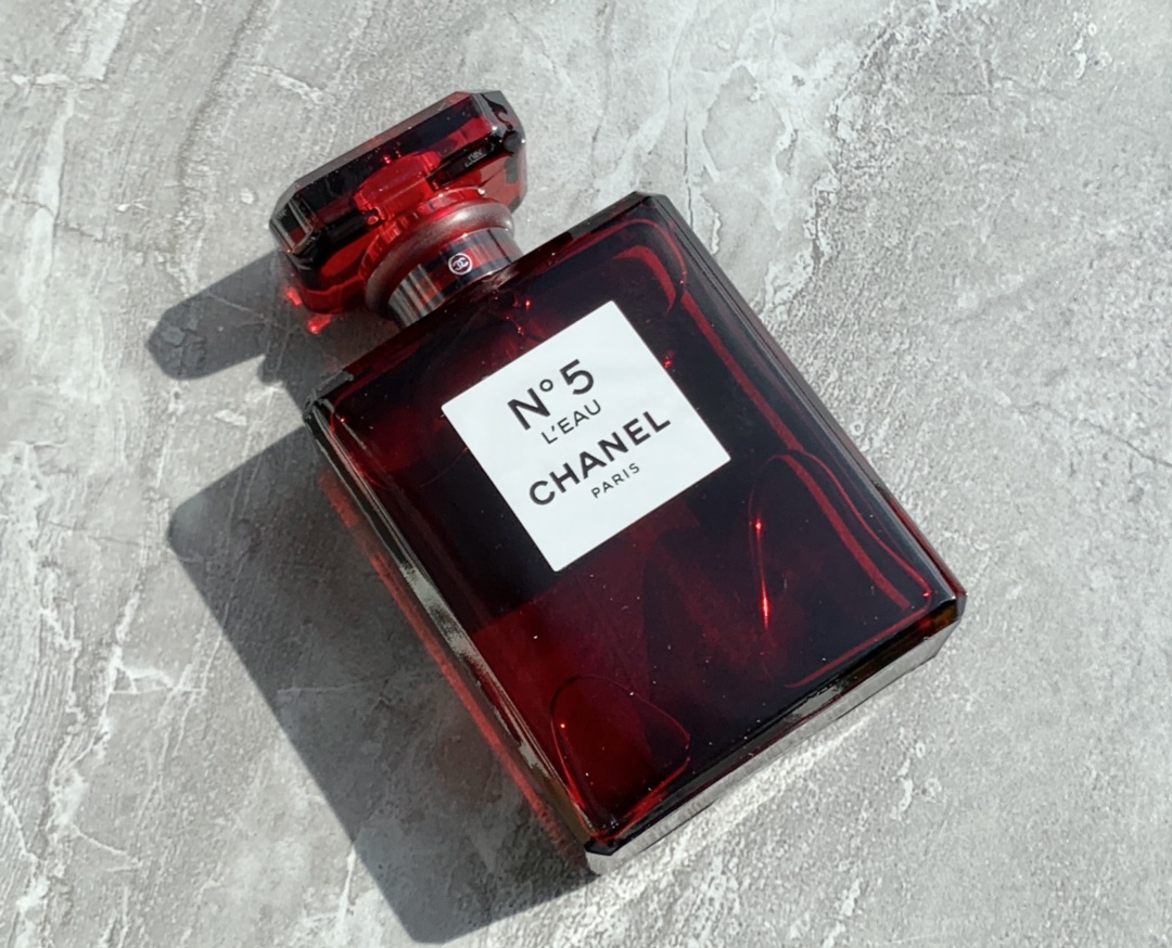 Quality
Chanel No 5 Eau de Parfum Red Edition Chanel No. 5 Saint Limited Edition
This new fragrance comes in a simple bottle, decorated with a white label and a diamond-faceted cap. In 1986, Jacques Boge inherited the olfactory atmosphere of Ennis Boge's classic creation N°5, reinterpreted it, and launched No. 5 perfume with richer layers. Whether it’s the appearance, the scent, or the word “limited edition” that girls can’t resist, No. 5 and Eau No. 5 Christmas editions are well worth trying!
Fragrance: aldehyde floral fragrance
Top notes: aldehyde, neroli, ylang-ylang, peach bergamot
Middle Note: Jasmine Rose Iris
Base notes: oakmoss, vetiver, sandalwood, vanilla, patchouli
Attribute: female fragrance - Image 4