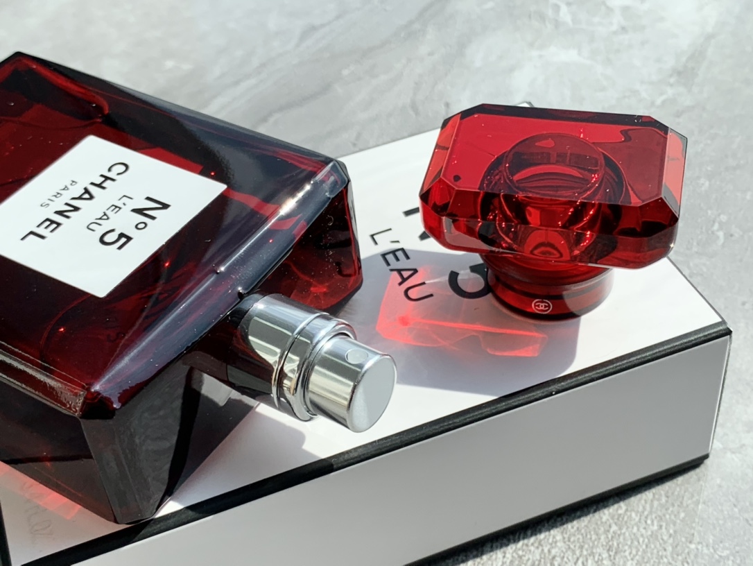 Quality
Chanel No 5 Eau de Parfum Red Edition Chanel No. 5 Saint Limited Edition
This new fragrance comes in a simple bottle, decorated with a white label and a diamond-faceted cap. In 1986, Jacques Boge inherited the olfactory atmosphere of Ennis Boge's classic creation N°5, reinterpreted it, and launched No. 5 perfume with richer layers. Whether it’s the appearance, the scent, or the word “limited edition” that girls can’t resist, No. 5 and Eau No. 5 Christmas editions are well worth trying!
Fragrance: aldehyde floral fragrance
Top notes: aldehyde, neroli, ylang-ylang, peach bergamot
Middle Note: Jasmine Rose Iris
Base notes: oakmoss, vetiver, sandalwood, vanilla, patchouli
Attribute: female fragrance - Image 5