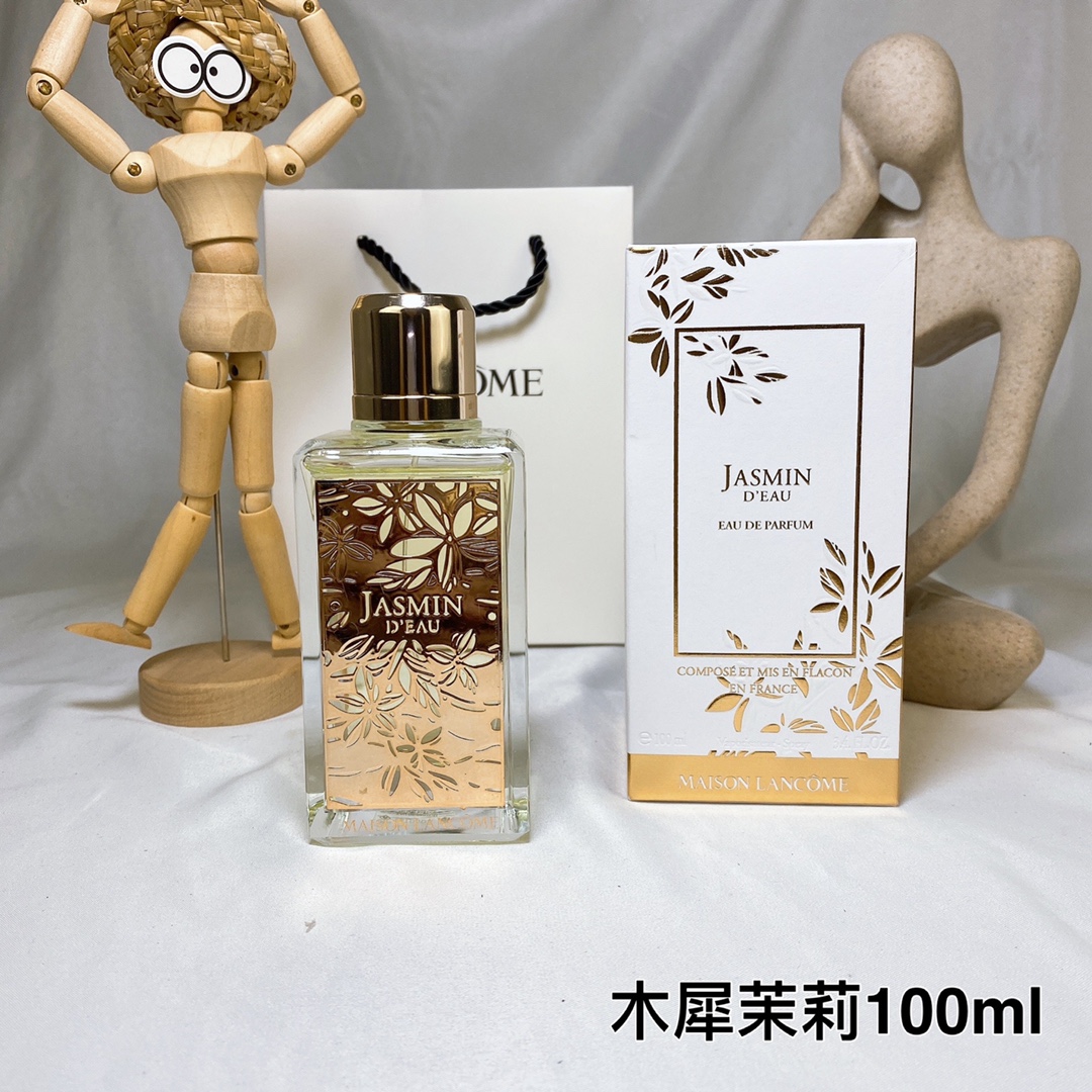 free shipping💰💰💰Lancome Palace Limited Edition Perfume Jasmins DEAU Fresh and Long-lasting Fragrance 100ml
Palace Perfume 85th Anniversary Limited Edition Perfume 100ml
The newly born jasmine is elegant and long-lasting,
Mixed with the sweetness of white peach, bergamot and plum blossom,
Warm and refreshing.
Mignonette jasmine
The fragrance of jasmine brings with it the tenderness of a slightly intoxicating rose, which makes me feel shy when I smell it.
Yes, green juice bottles sell not only the aroma but also the
It’s a beautiful dream, a wonderful journey
stories and memories. Every morning comes with warmth
The sunshine sprays the sultry fragrance between the wrists, raise your hand
Everything exudes charm and freshness.
