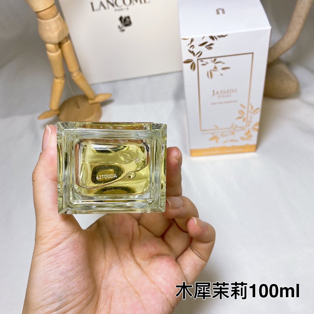 free shipping💰💰💰Lancome Palace Limited Edition Perfume Jasmins DEAU Fresh and Long-lasting Fragrance 100ml
Palace Perfume 85th Anniversary Limited Edition Perfume 100ml
The newly born jasmine is elegant and long-lasting,
Mixed with the sweetness of white peach, bergamot and plum blossom,
Warm and refreshing.
Mignonette jasmine
The fragrance of jasmine brings with it the tenderness of a slightly intoxicating rose, which makes me feel shy when I smell it.
Yes, green juice bottles sell not only the aroma but also the
It’s a beautiful dream, a wonderful journey
stories and memories. Every morning comes with warmth
The sunshine sprays the sultry fragrance between the wrists, raise your hand
Everything exudes charm and freshness. - Image 3