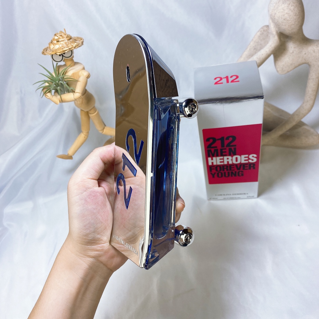 Quality
Carolina Herrera Skateboard Perfume 90ml Carolina Herrera 212 Men Heroes Forever Young - Image 3