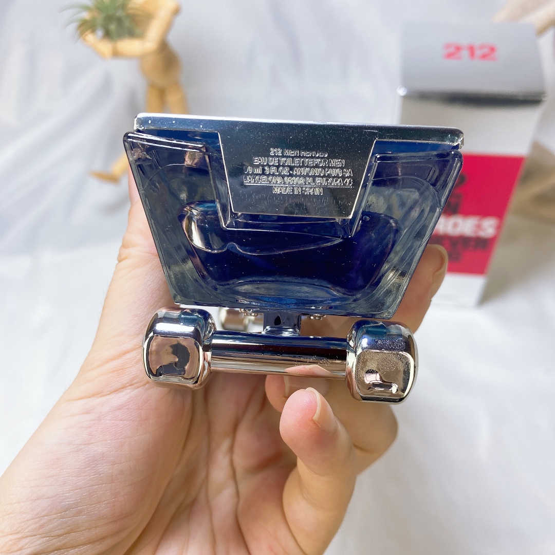 Quality
Carolina Herrera Skateboard Perfume 90ml Carolina Herrera 212 Men Heroes Forever Young - Image 4