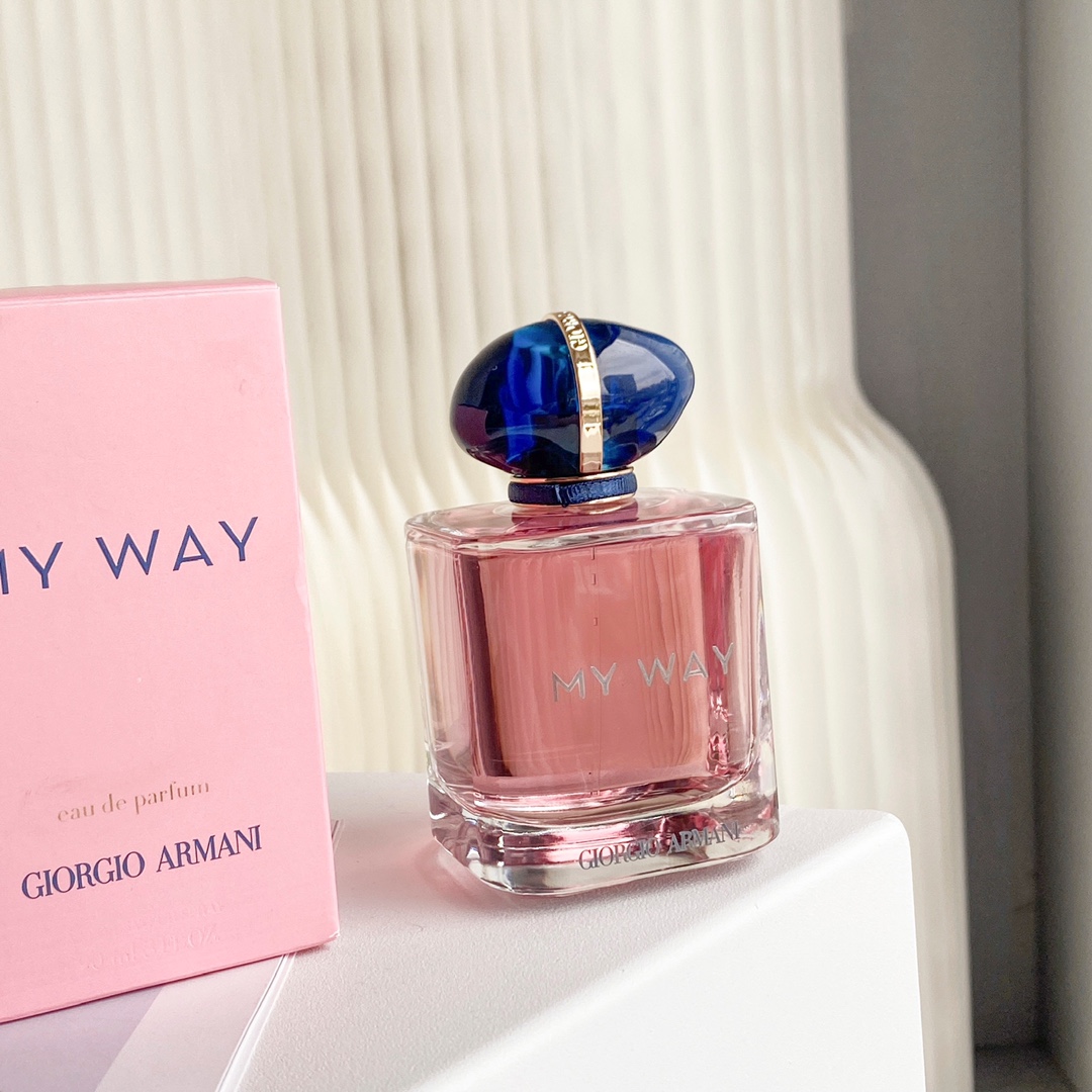 Original order quality
Armani Limited Edition My Way!
Light and bright "I am my life"
Bottle design full of details and thought
Not only does it look pink and tender, it also feels good when sprayed on the body.
The whole person is like a human-shaped self-propelled garden, blindly playing without stepping on thunder!!
🌸New male-cutting fragrance!!!
The fruity aroma is more obvious when first applied and a little sweet.
Then it slowly turns to the smell of white flowers, very gentle, with some floral and fruity sweetness.
Very layered and not greasy at all ~ with a bit of femininity
Fragrance: Floral
Top notes: bergamot and orange blossom
Middle notes: tuberose and jasmine
Base note: vanilla musk cedar
It has an obvious floral and fruity aroma, a bit like the Armani Collection series. The materials used are all real materials. The fruity aroma is more obvious when you first wear it, and then slowly changes to the aroma of white flowers. The addition of vanilla elements makes the crispness of the white flowers not overpowering.
🌟The bottle has an original design, and you can easily refill the perfume after the bottle is empty.
It feels very summery, with the addition of the famous perfumer Carlos. It is already very popular on the Internet. Beauties who like flowers, fruits and white flowers can buy it! ! - Image 3