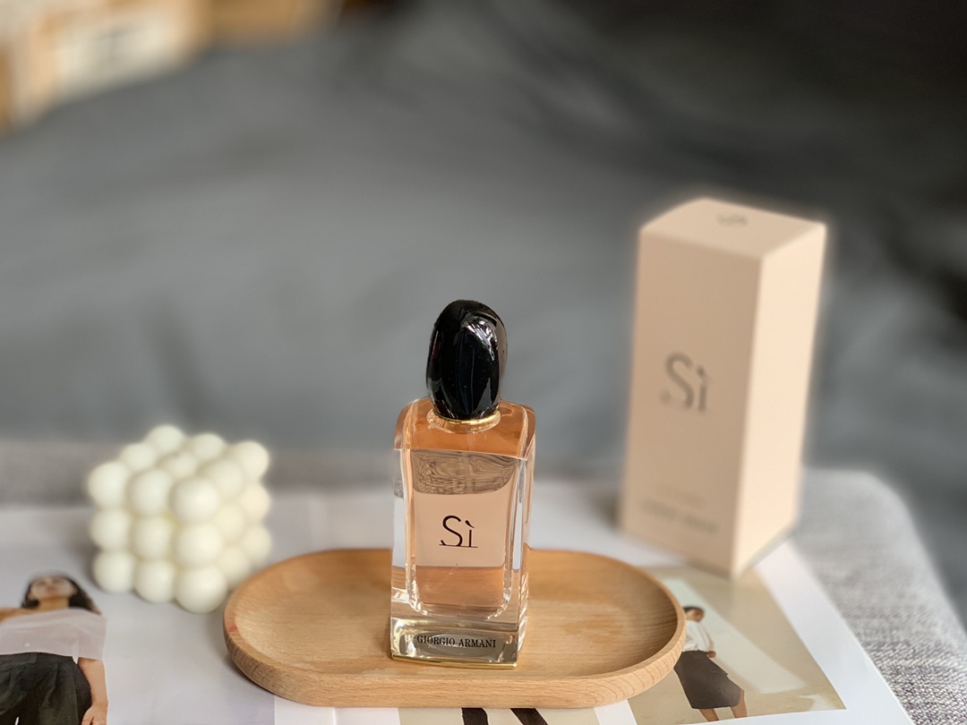 Quality
Armani intense SI yellow love rose women's perfume 100ml,
Fragrance: fresh floral fragrance
Top notes: blackcurrant leaves
Middle notes: freesia, rose
Base note: vanilla, patchouli, ambergris, woody notes
