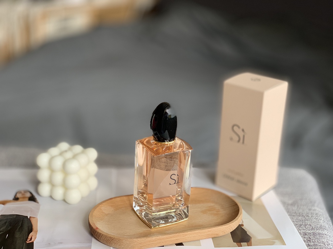 Quality
Armani intense SI yellow love rose women's perfume 100ml,
Fragrance: fresh floral fragrance
Top notes: blackcurrant leaves
Middle notes: freesia, rose
Base note: vanilla, patchouli, ambergris, woody notes - Image 2