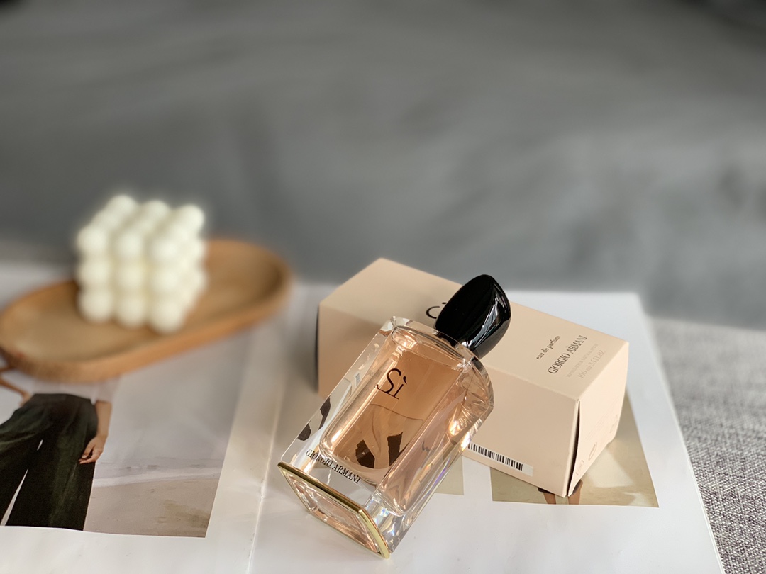 Quality
Armani intense SI yellow love rose women's perfume 100ml,
Fragrance: fresh floral fragrance
Top notes: blackcurrant leaves
Middle notes: freesia, rose
Base note: vanilla, patchouli, ambergris, woody notes - Image 3