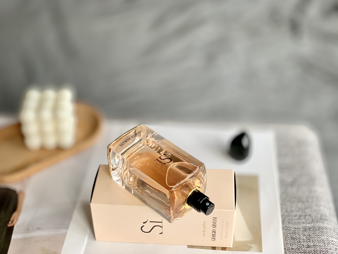 Quality
Armani intense SI yellow love rose women's perfume 100ml,
Fragrance: fresh floral fragrance
Top notes: blackcurrant leaves
Middle notes: freesia, rose
Base note: vanilla, patchouli, ambergris, woody notes - Image 5