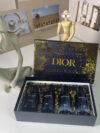 Dior Wilderness Perfume Medium Sample Four-piece Black Box! Contains: 30ml*4 with nozzles. Taste: light fragrance wild, strong fragrance wilderness, essence version wilderness, collection version wilderness.