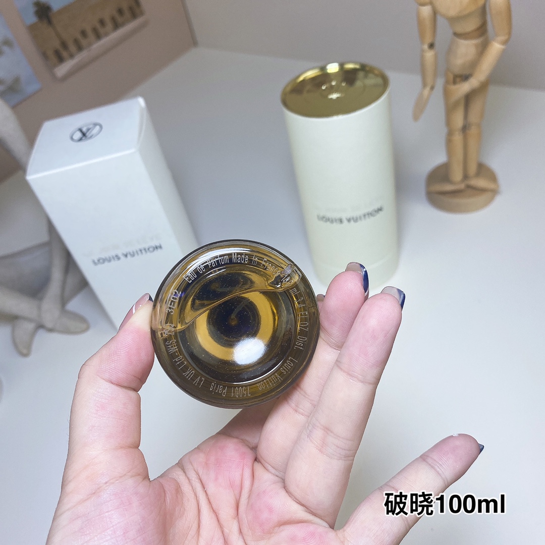 💰💰Louis Vuitton Daybreak 100ml Le Jour se Lève, 2018
Brand: Louis Vuitton
Perfumer: Jacques Cavallie.
Properties: female fragrance
Fragrance: fruity floral fragrance
Top notes: grapefruit, orange, bergamot, blackcurrant
Middle notes: lily of the valley, jasmine, green leaves, osmanthus, peony, magnolia, rose
Base notes: Musk Ambergris Vanillin Vanilla - Image 4