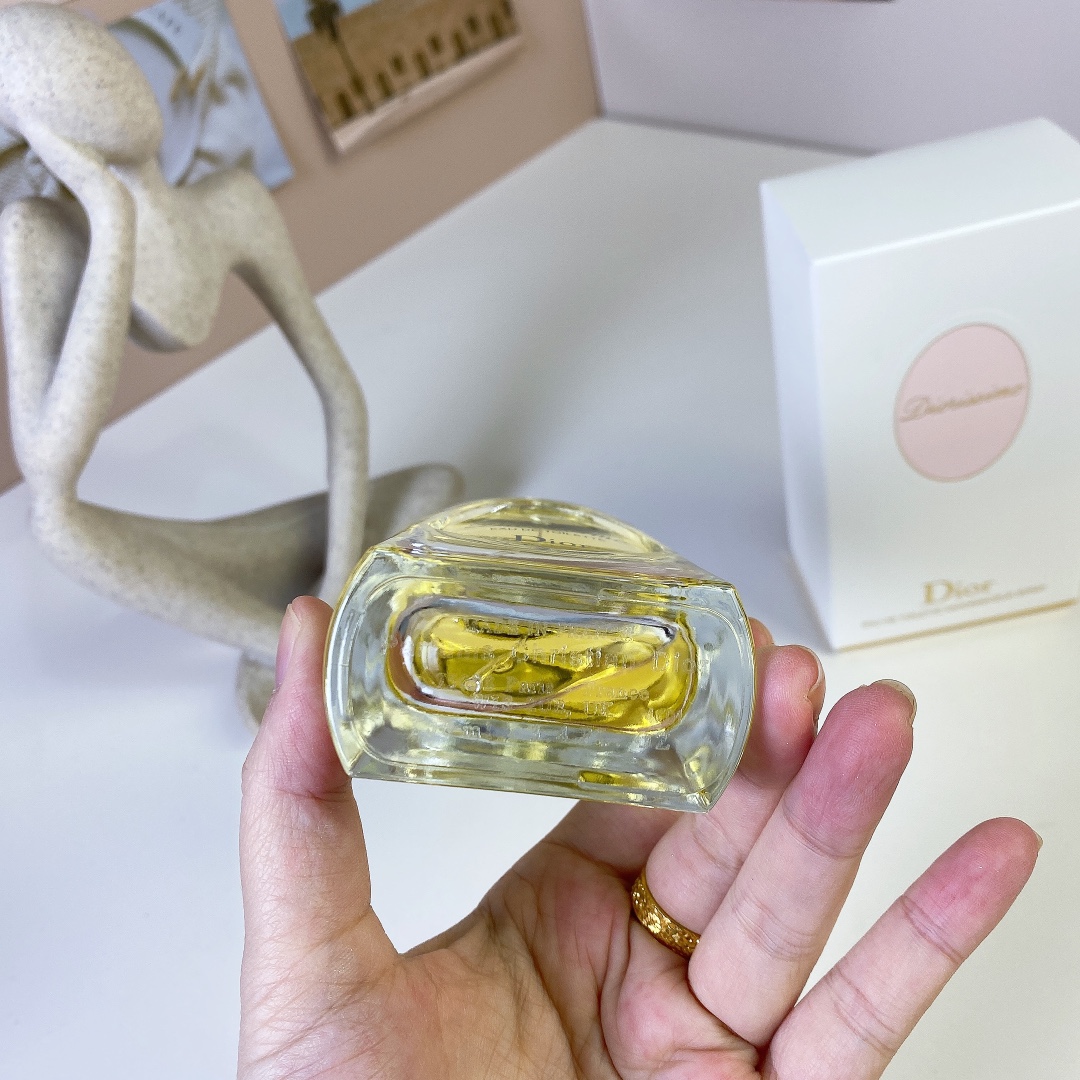 Dior Jasmine (Dior Charm) Eau de Toilette 100ml
Dior Les Creations de Monsieur Dior Diorissimo Eau de Toilette,
2009
Brand: Dior
Properties: female fragrance
Fragrance: green leafy floral fragrance
Top note: ylang-ylang
Middle Note: Lily of the Valley
Base note: jasmine - Image 3